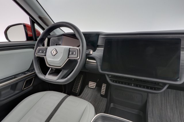 2024 Rivian R1S — photo 20 of 24