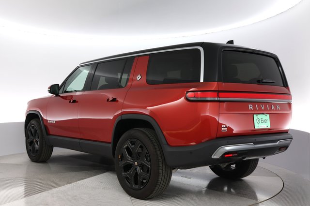 2024 Rivian R1S — photo 11 of 24