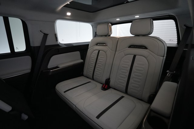 2024 Rivian R1S — photo 18 of 24