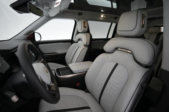 2024 Rivian R1S — photo 3 of 24