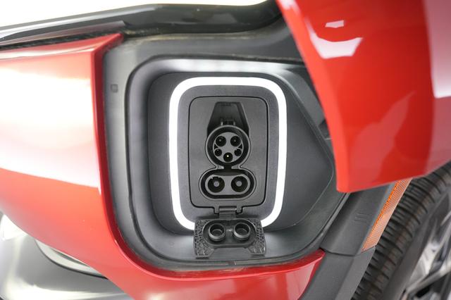 2024 Rivian R1S — photo 8 of 24