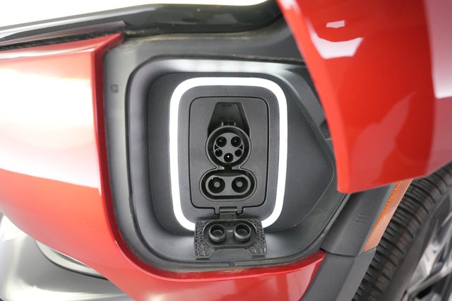 2024 Rivian R1S — photo 8 of 24
