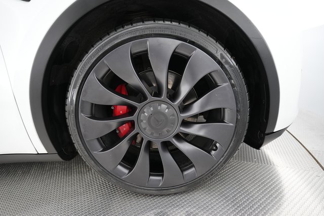 2024 Tesla Model Y — photo 16 of 32