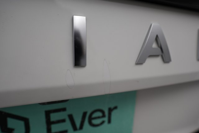 2023 Rivian R1S — photo 25 of 33