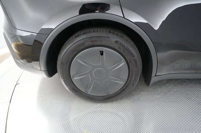 2026 Tesla Model Y — photo 13 of 19