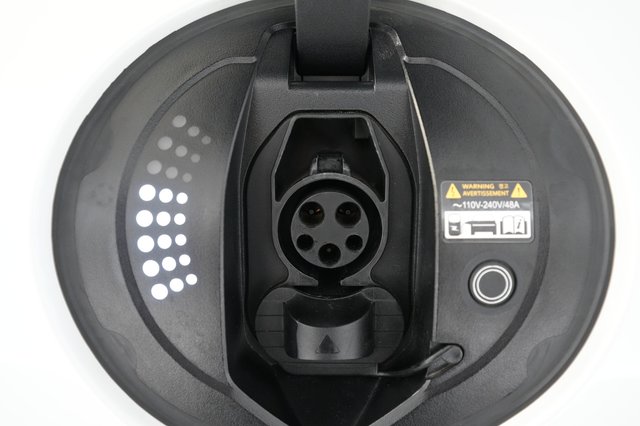 2023 Genesis GV60 — photo 8 of 19