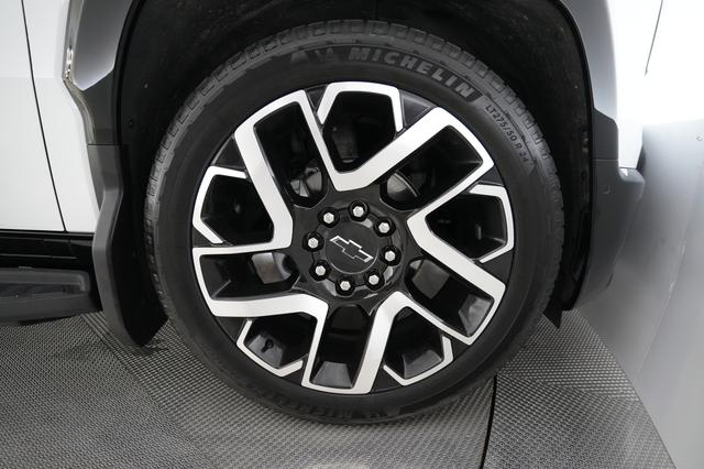 2024 Chevrolet Silverado EV — photo 9 of 18