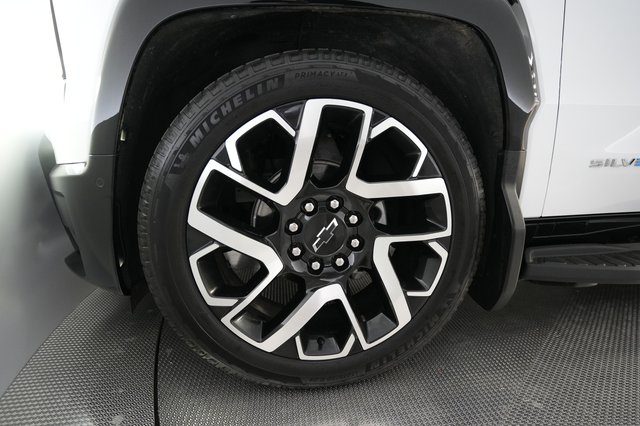 2024 Chevrolet Silverado EV — photo 10 of 18