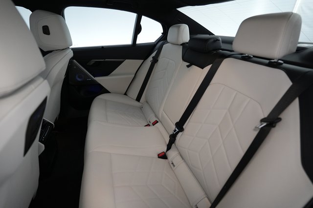 2024 BMW i5 — photo 19 of 22