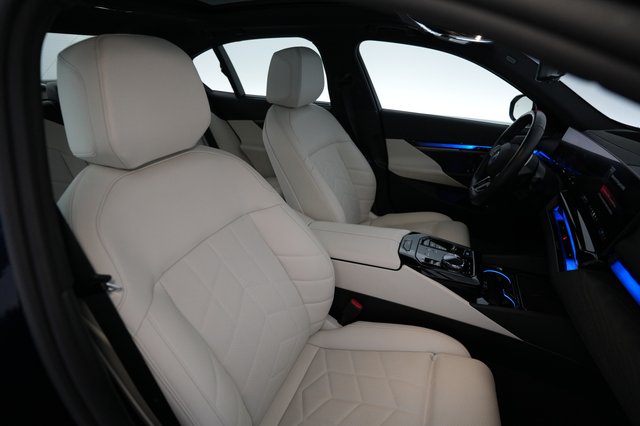 2024 BMW i5 — photo 18 of 22
