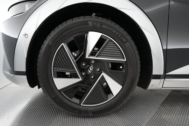 2025 Hyundai IONIQ 5 — photo 13 of 22