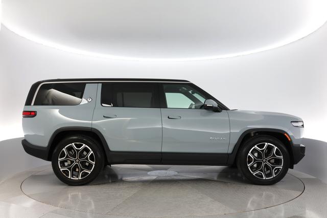 2025 Rivian R1S — photo 10 of 21