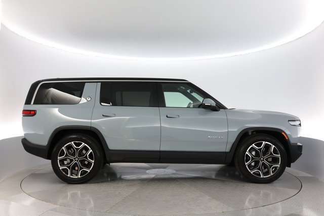 2025 Rivian R1S — photo 10 of 21