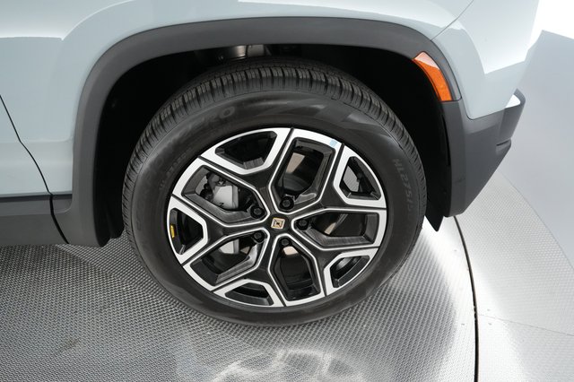 2025 Rivian R1S — photo 13 of 21