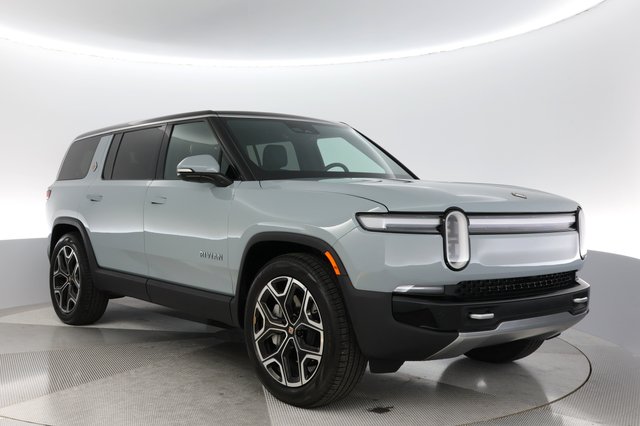 2025 Rivian R1S — photo 9 of 21