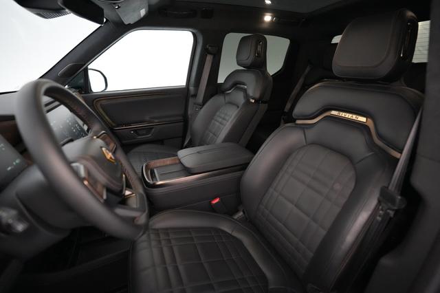 2025 Rivian R1T — photo 3 of 22