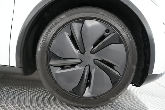 2026 Tesla Model Y — photo 14 of 19