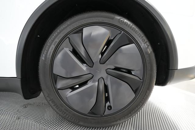 2026 Tesla Model Y — photo 7 of 19