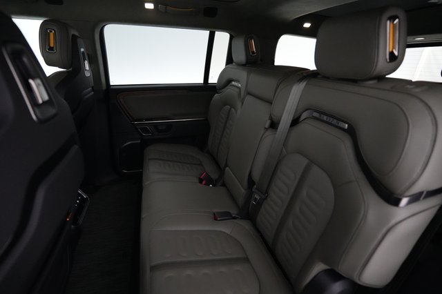 2024 Rivian R1S — photo 17 of 19