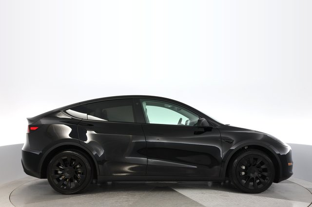 2023 Tesla Model Y — photo 10 of 21