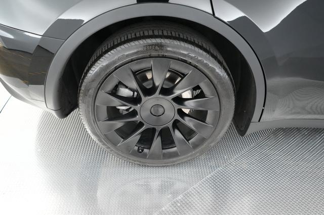 2023 Tesla Model Y — photo 7 of 21