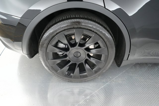 2023 Tesla Model Y — photo 7 of 21