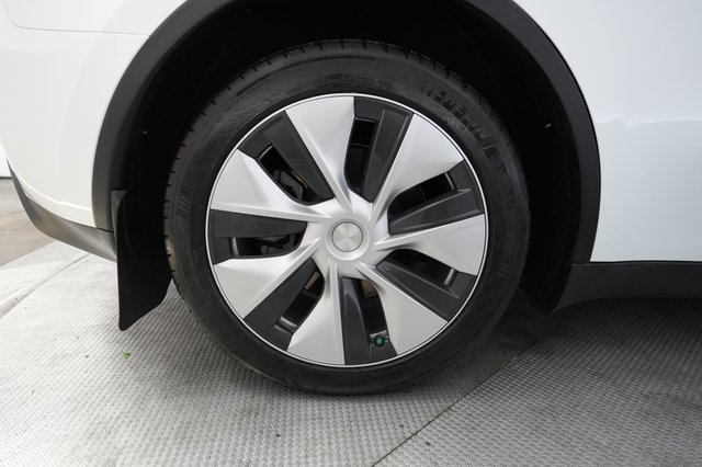 2023 Tesla Model Y — photo 17 of 24