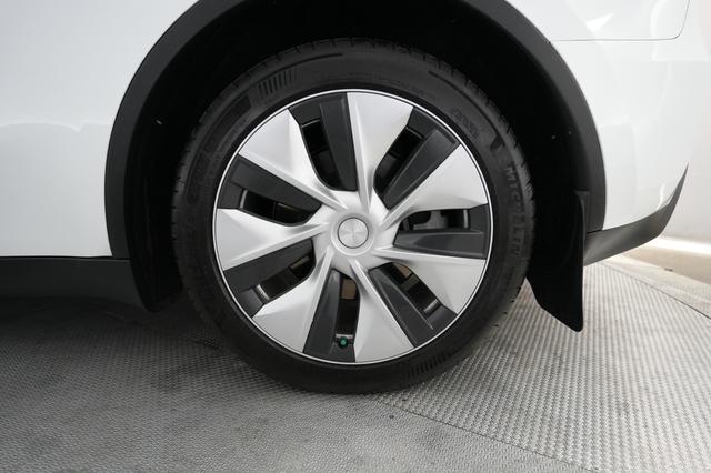 2023 Tesla Model Y — photo 7 of 24