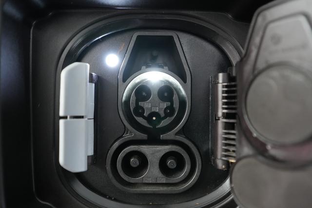 2023 BMW i4 — photo 8 of 26