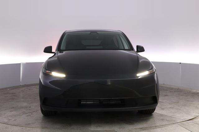 2026 Tesla Model Y — photo 9 of 22