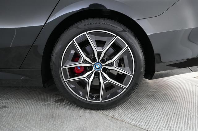 2025 BMW i5 — photo 7 of 21