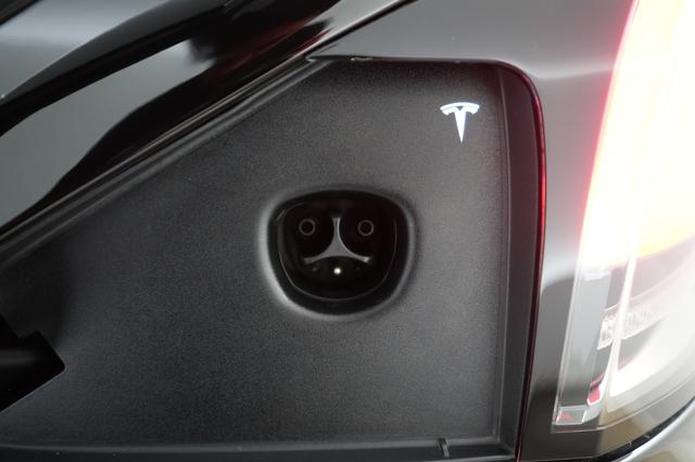 2023 Tesla Model X — photo 8 of 26