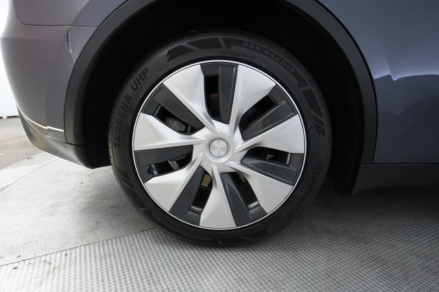 2023 Tesla Model Y — photo 17 of 25