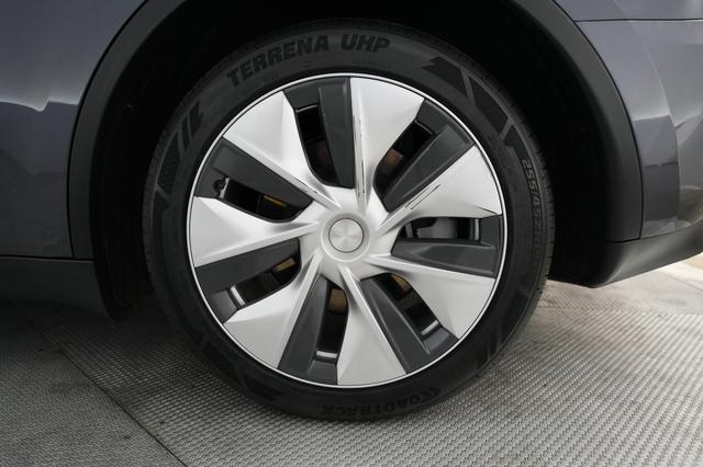 2023 Tesla Model Y — photo 7 of 25