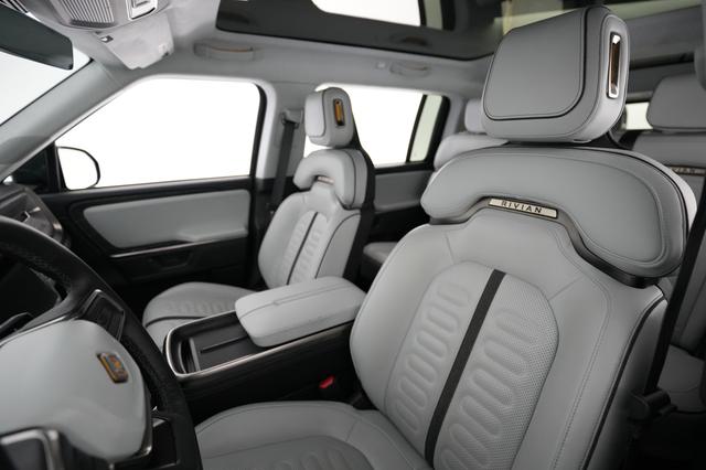 2025 Rivian R1S — photo 3 of 24