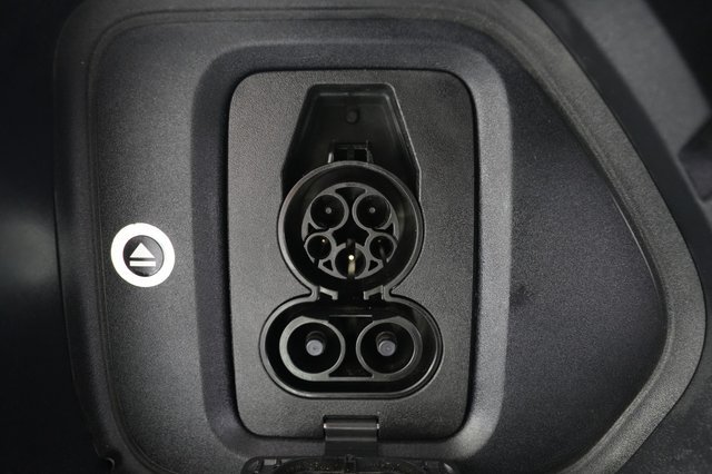 2025 Rivian R1S — photo 8 of 24