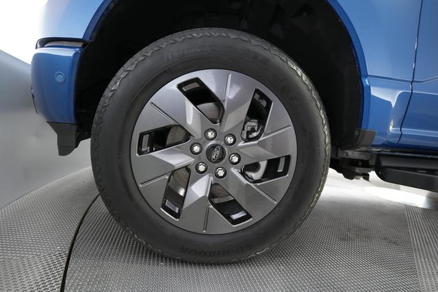 2022 Ford F-150 Lightning — photo 9 of 18