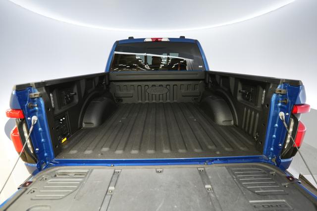 2022 Ford F-150 Lightning — photo 6 of 18