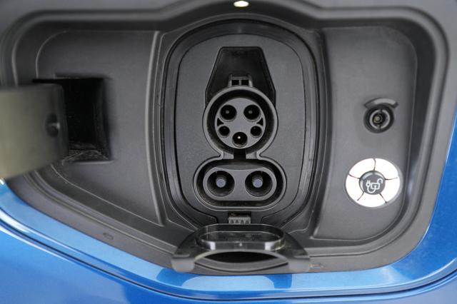 2022 Ford F-150 Lightning — photo 8 of 18