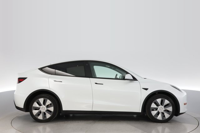2023 Tesla Model Y — photo 10 of 22