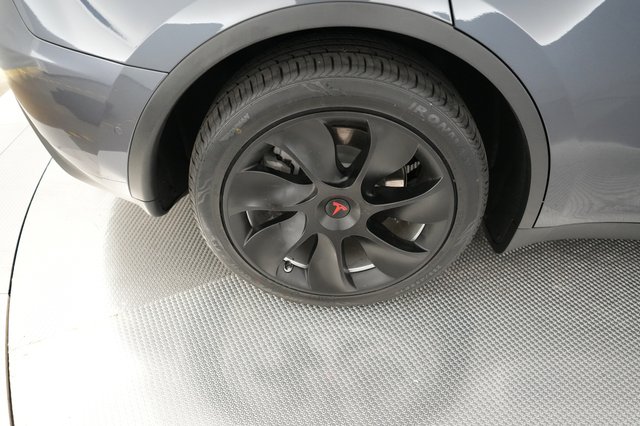 2022 Tesla Model Y — photo 15 of 24