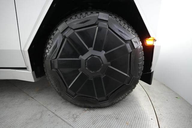 2024 Tesla Cybertruck — photo 10 of 22