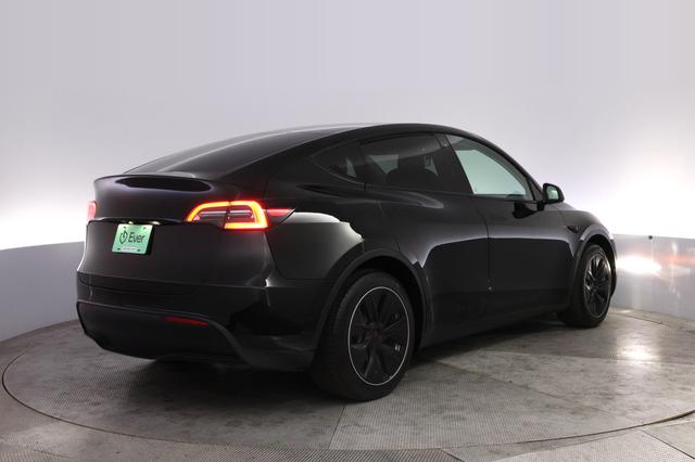 2022 Tesla Model Y — photo 2 of 28