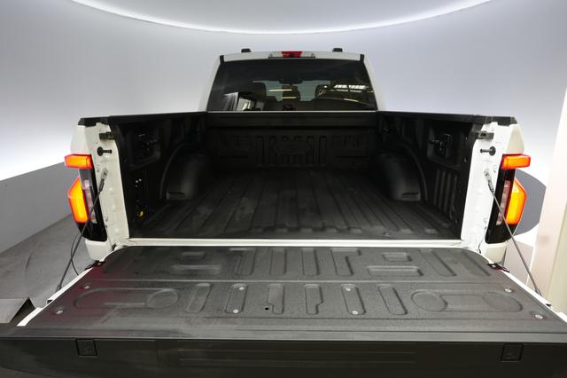 2023 Ford F-150 Lightning — photo 6 of 18