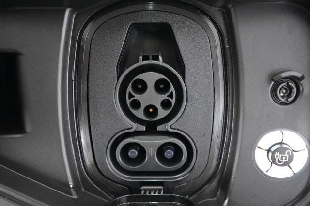 2023 Ford F-150 Lightning — photo 8 of 18