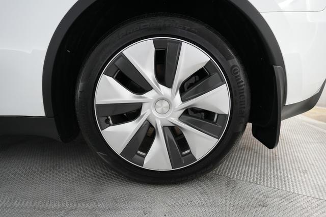 2023 Tesla Model Y — photo 7 of 21