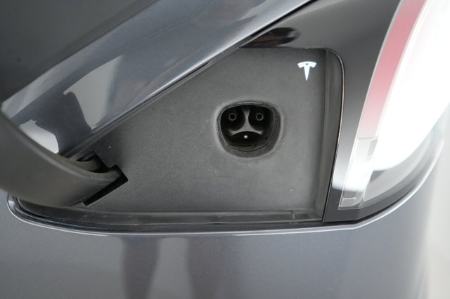 2022 Tesla Model X — photo 8 of 21
