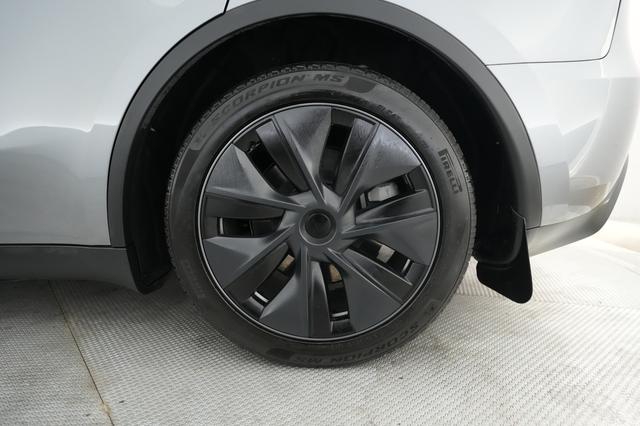 2024 Tesla Model Y — photo 7 of 26
