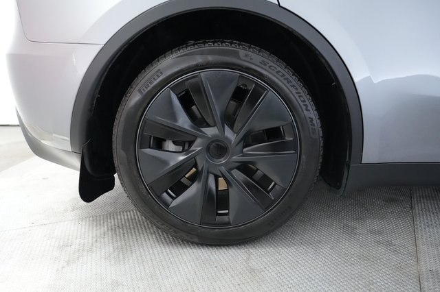 2024 Tesla Model Y — photo 17 of 26