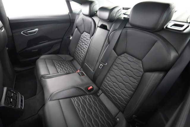 2022 Audi RS e-tron GT — photo 19 of 25